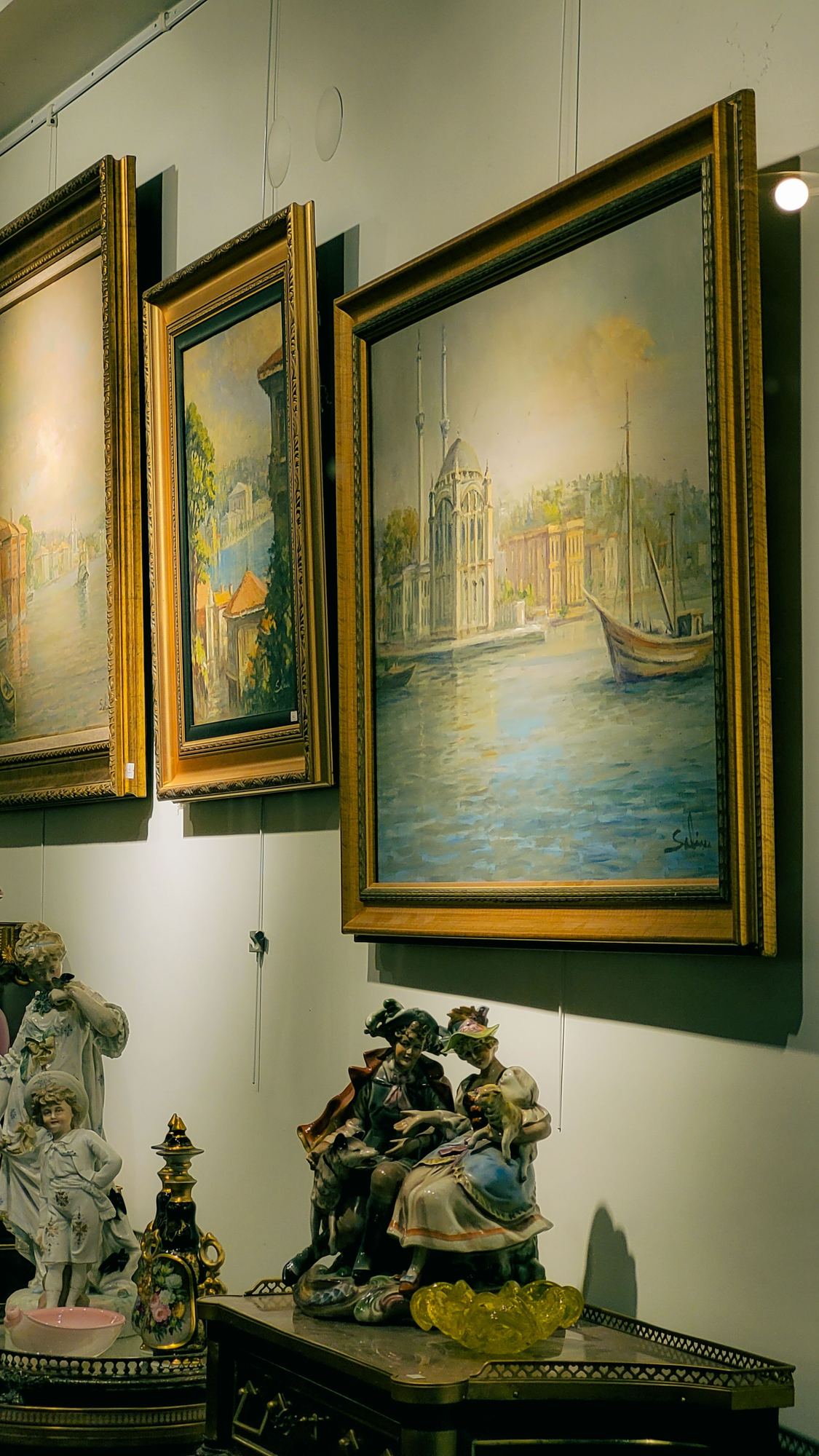 Tableaux anciens dans leurs cadres dorés et statuettes en porcelaine